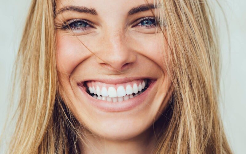 Quand l'implant est-il nécessaire pour la pose de couronne ? | Dr Elhyani | Paris